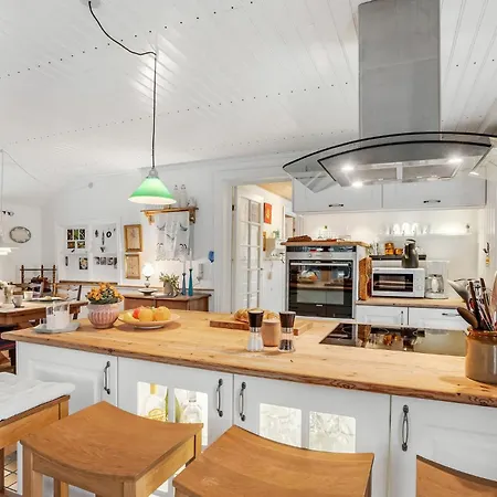 2 Bedroom Lovely In